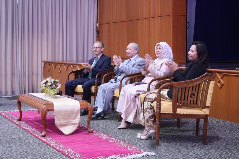 YBM Tengku Razaleigh Hamzah, Proffessor Dr Kamali, Puan Sheila and Puan Rostina Gaus<br>